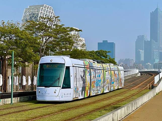 高雄壽山動物園近日推出輕軌彩繪列車「動物明星號」，穿梭市區，讓市民更認識園區及動物們。 （高雄市觀光局提供） 中央社記者蔡孟妤傳真 111年11月10日  
