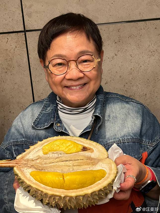 媒體人汪曼玲受邀吃榴槤、談榴槤酒店。翻攝汪曼玲微博