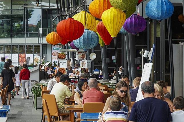 Customers sit in restaurants at Quayside Isle in Sentosa Cove, Singapore. The city state’s hotel property market saw two major deals in the third quarter. Photo: Roy Issa