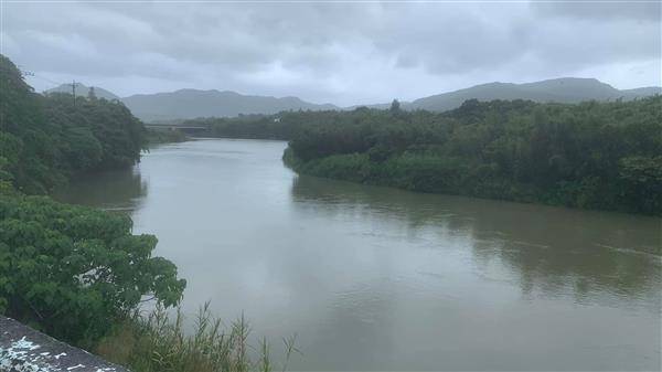 SUP教練范森在虎豹潭溪水暴漲的同一時間，於雙溪下游成功救援一對受困父子。（圖片來源／范森臉書）