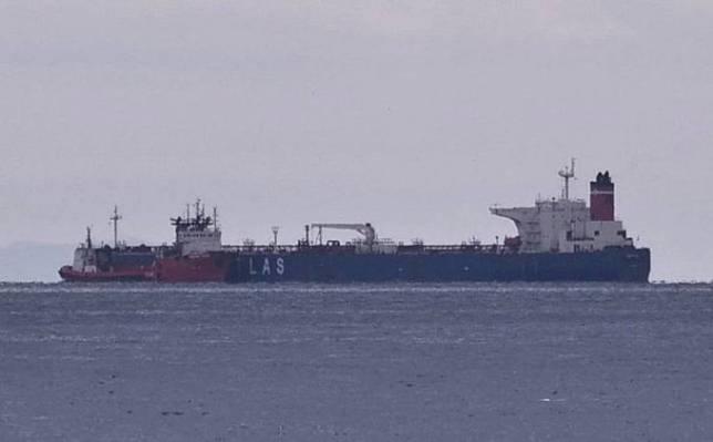 美國在希臘附近海域一艘由俄羅斯營運的油輪Pegas上，扣押船上的伊朗石油貨物。(圖取自推特)