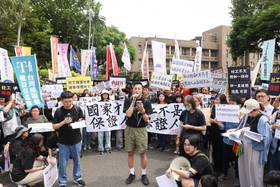 社工赴行政院抗議「國家才是兒少生存權益保證人」。廖瑞祥攝