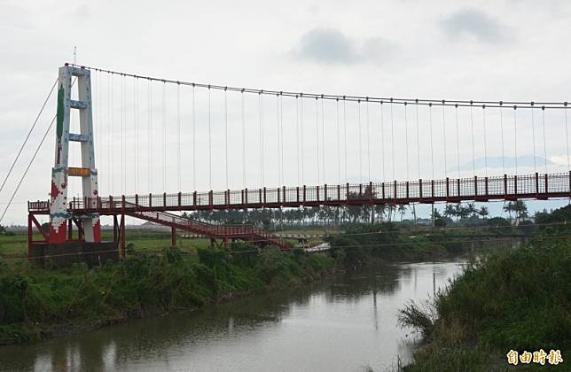 跨越萬丹大排連接萬丹與新園鄉的萬新吊橋即將要拆除了(記者葉永騫攝)