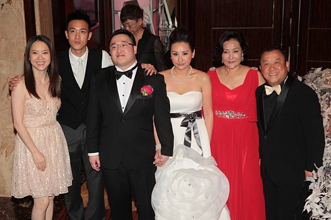 2012年曾國猷婚宴，右起曾志偉、朱錫珍、曾國猷和妻子張可蕙、曾國祥、曾寶儀。(資料照，香港星島日報提供)