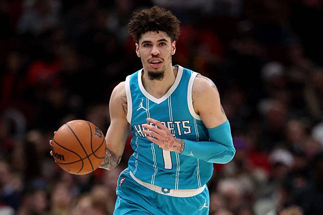 黃蜂隊的「三球」鮑爾（LaMelo Ball）在比賽中表現出色獲27分。法新社