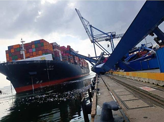 陽明海運「視明輪」16日下午停靠土耳其港口時撞上碼頭，導致3台起重機倒塌。 圖：翻攝自X平台