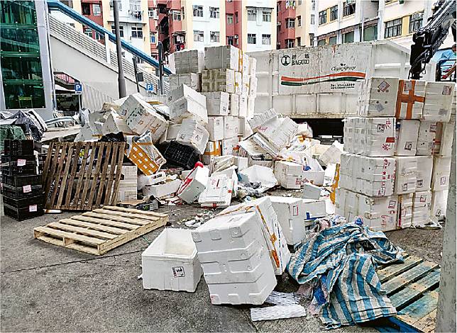 疫情期間，內地暫停接收供港蔬菜的發泡膠箱，使香港一度出現「發泡膠圍城」。（受訪者提供）