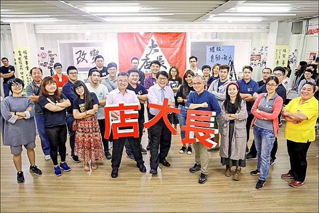 屏東縣政府推出的「屏東好貼薪」政策，申請人數已達五六○人。圖為屏東縣政府青年學院開辦大店長學程，鼓勵青年在屏東創業。(屏東縣政府提供)