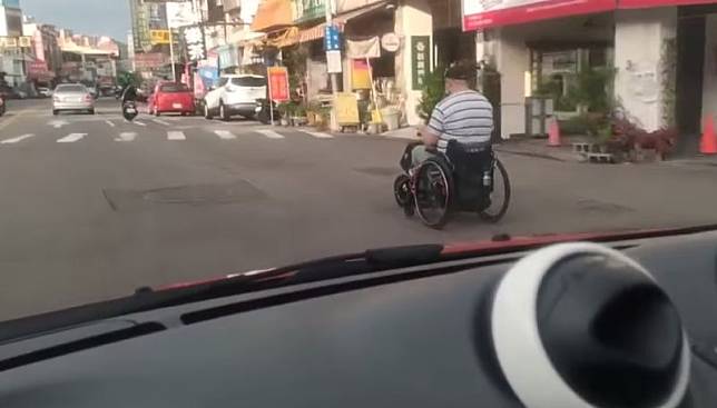 ▲一位阿北坐電動輪椅在馬路上高速通行，引發網友熱議。（圖／翻攝自「爆廢公社公開版」臉書）