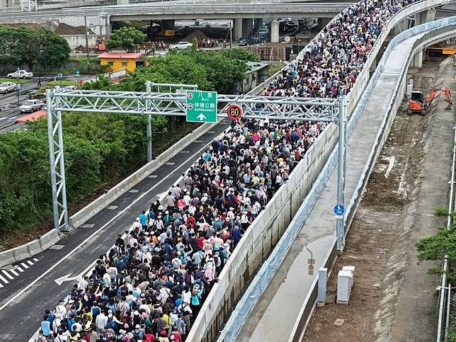  淡江大橋健行活動吸引超過10萬人次參與，場面壯觀。（新北市政府提供）