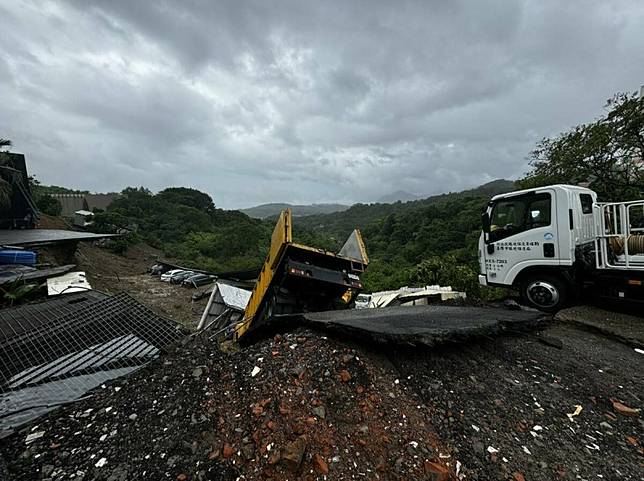 山陀兒颱風加上東北季風帶來大雨，基隆環保局天外天焚化爐清潔大樓後方也發生山崩。 圖:翻攝自基隆市議員 鄭文婷律師臉書