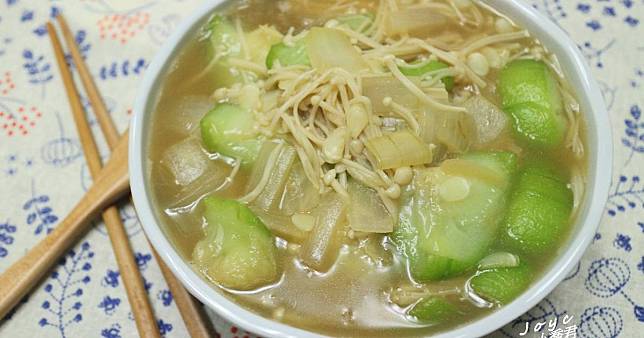 洋蔥金針菇燴絲瓜(三樣食材一鍋輕鬆煮)