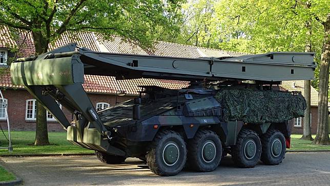  萊茵金屬為荷蘭陸軍工兵團打造架橋車版本的「拳師」甲車，並命名為「拳師眼鏡蛇」。 （取自萊茵金屬推特）
