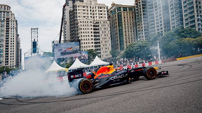 F1 賽車手角田裕毅現身台灣 破 6 萬觀眾見證 Red Bull Showrun 震撼全場