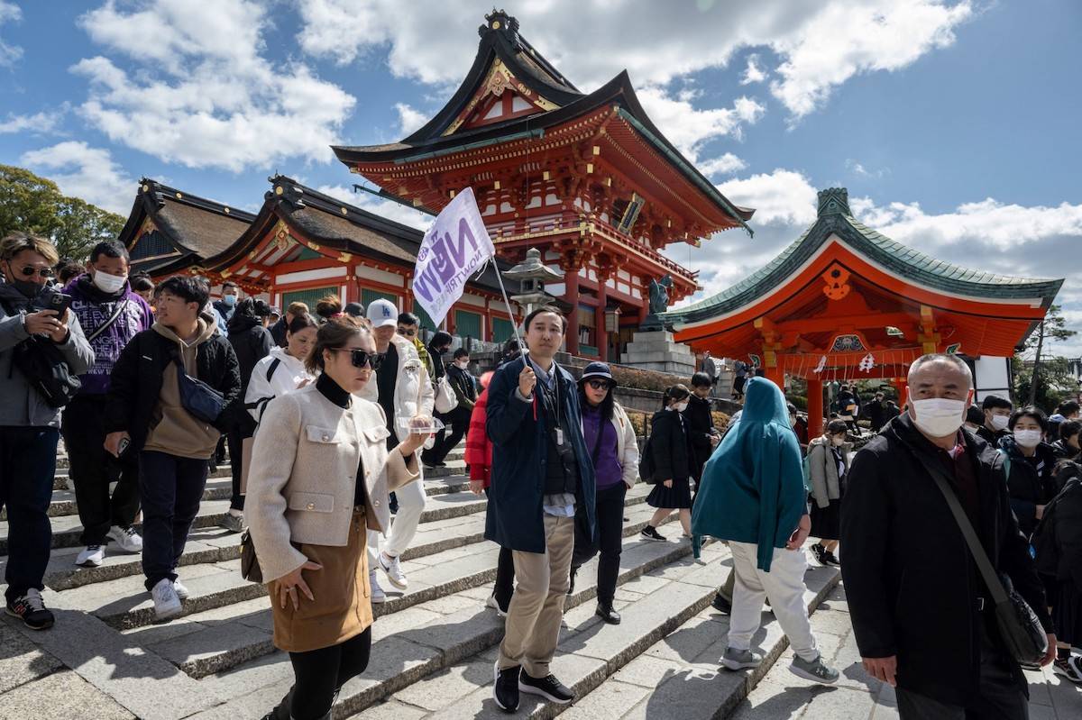日本は暑いけど弱くない。 観光客は4か月連続で300万人を超え、上半期は3.9兆円に達する。