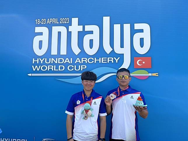 2023射箭世界盃土耳其安塔利亞站陳怡瑄（左）、陳界綸（右）聯手射下複合弓混雙銀牌。 （中華民國射箭協會提供）