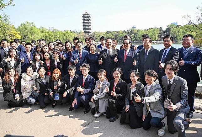 Ma Ying-jeou, former chairman of the Chinese Kuomintang party, and members of a Taiwan youth delegation pose for a group photo with teachers and students at the Peking University in Beijing, capital of China, April 9, 2024. (Xinhua/Chen Yehua)