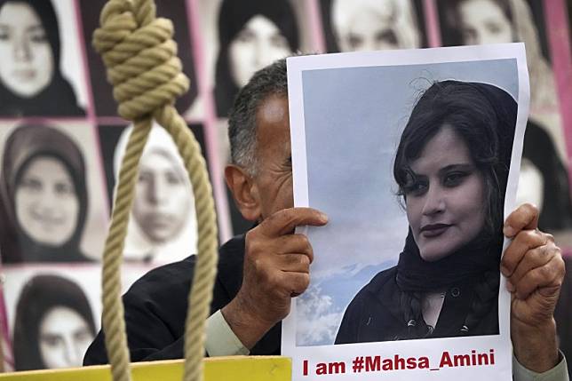2022年9月，伊朗女子阿米尼（Mahsa Amini）因未戴頭巾，遭伊朗「道德警察」活活打死，引爆抗議怒火（AP）