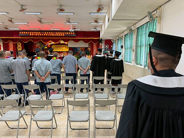 台南監獄50名服刑人重拾書本，今天畢業。陳姓畢業生（右）因自國外運毒等罪遭判近30年徒刑，決心痛改前非從國中高中一路到大學畢業。記者周宗禎／攝影