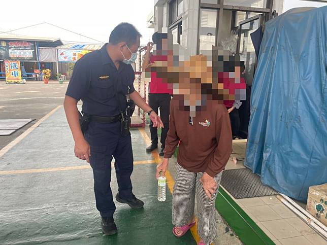 高雄岡山一名老婦人站在大馬路上徘徊，說要幫兒子找車禍的目擊證人，警方到場協助。（翻攝畫面）