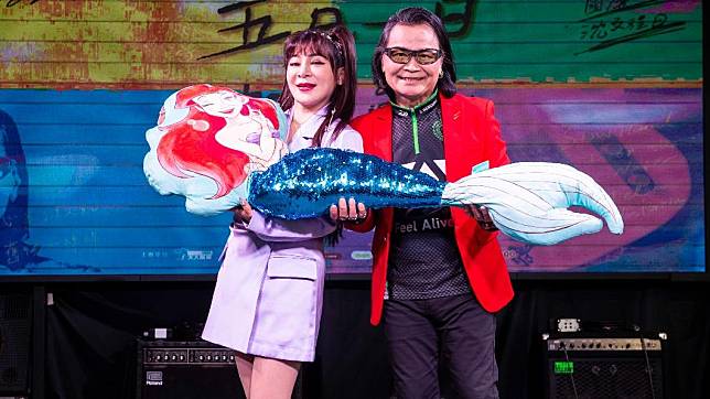 沈文程（右）今舉辦演唱會發布記者會，好友王彩樺驚喜站台，更送上美人魚玩偶。（圖／大大娛樂提供）