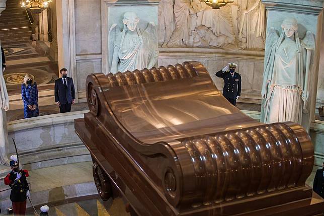 拿破崙逝世200周年，馬克宏伉儷親赴拿破崙陵寢致敬。（達志影像／路透社）