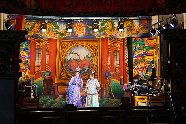 竹縣客家大戲巡迴新樂園戲劇團《鯉魚報恩》橫山登場，年底前還有６場，歡迎一起來看戲。（記者彭新茹攝）