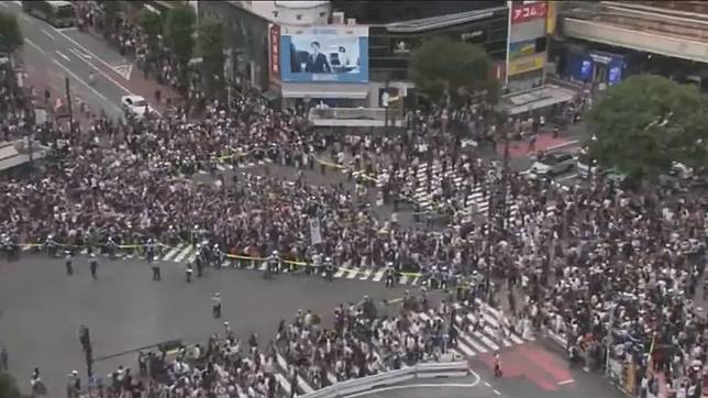 日本球迷湧上澀谷十字路口慶祝日本在世界盃大勝突尼西亞。翻攝自X