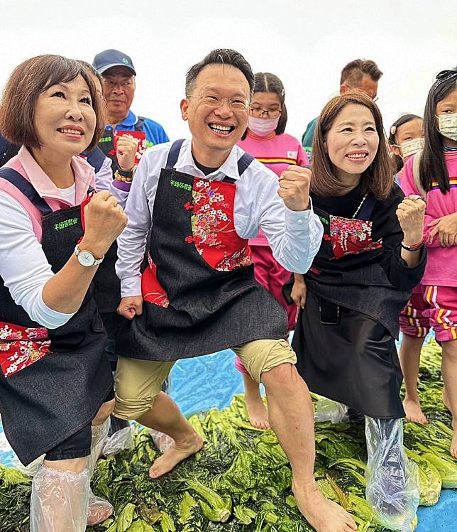 桃園市平鎮農會舉辦千人踩酸菜活動，副市長蘇俊賓「參一腳」，近千大人和小孩一起做酸菜，很是趣味。 （農業局提供）