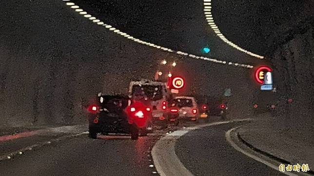行駛在蘇花改中仁隧道內的花防部支援車隊。(記者游太郎攝)