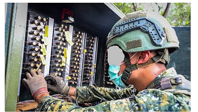 國防部資通電軍指揮部，對通資電部隊專業人員進行基地測考，但卻有資通電軍的曾姓士官長私下兼職從事直銷業務，遭到檢舉，資通電軍指揮官簡華慶下令調查後，確有其事，已經核定汰除。照片非當事人。照片摘自青年日報。