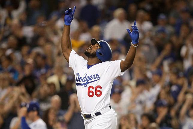 Yasiel Puig轟出近5場出賽的第6發全壘打後慶祝。（達志影像）