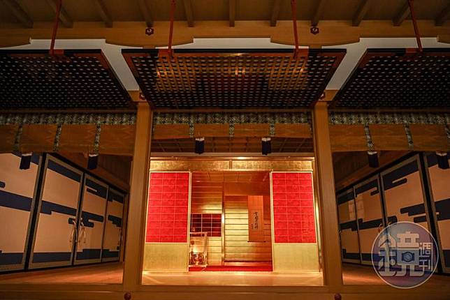 根據歷史文獻復原的「黃金茶室」，曾是豐臣秀吉權威的代表，當年需在幽微燭火中欣賞。