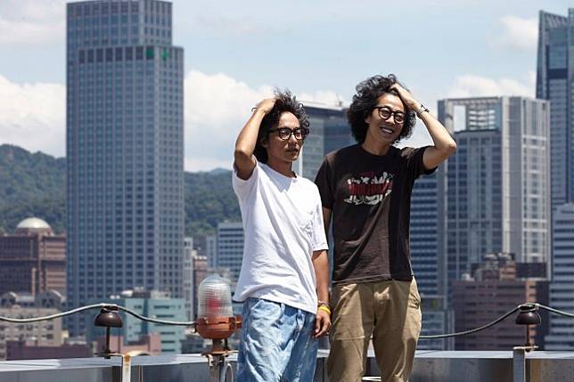 《破處》導演林立書（左）與音樂製作人馬念先（右）於天台合影，攝影師請他們擺個青春的 pose，就像片中兩位男主角在頂樓無憂無慮揮灑青春那般。