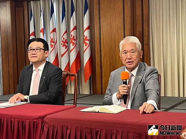 新光金控董事長魏寶生與新光金總經理陳恩光今（25）日出面向股東喊話，也談到「新新併」未來合併後規劃。（圖／記者顏真真攝）