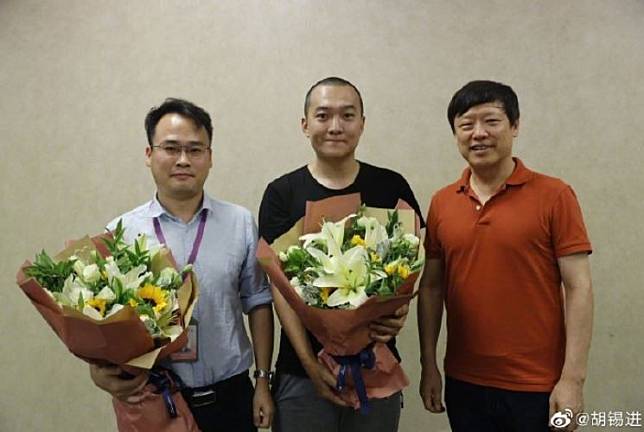 胡錫進(右)表示，付國豪(中)因在香港報導中「表現突出」而獲頒人民幣10萬元。(擷取自胡錫進微博)