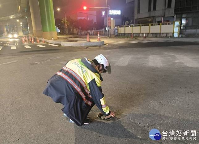 員警以膠布將人孔蓋黏貼固定，避免車輛輾壓而彈開，並通報相關單位到場維修。