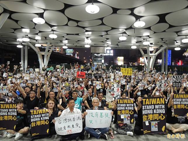 三百在台港生與台灣民眾在高雄車站靜坐，力挺反送中。(記者王榮祥攝)