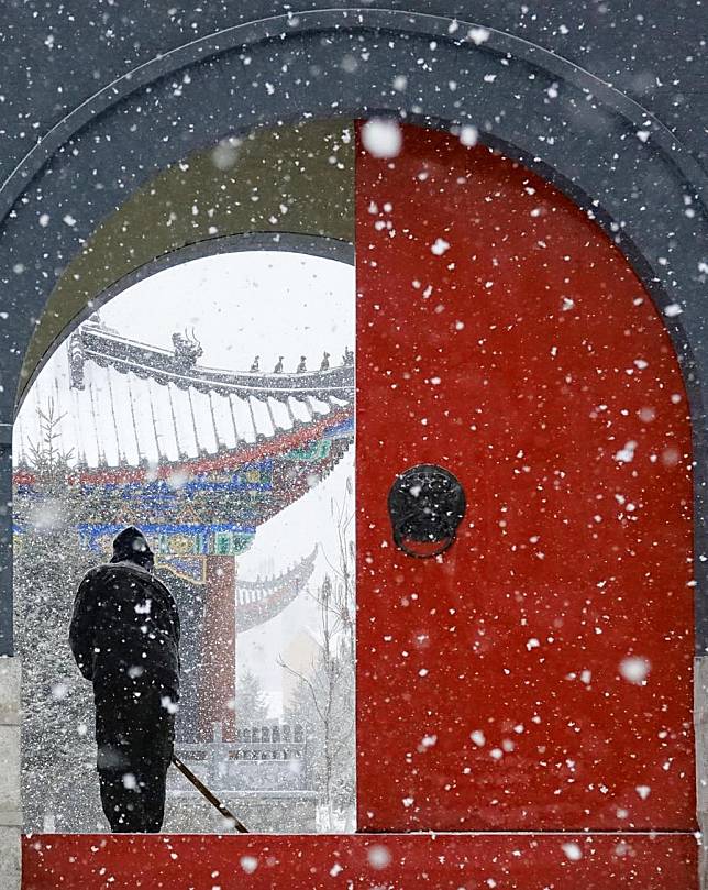 This photo taken on Nov. 26, 2024 shows a view in the snow in Tongjiang City of northeast China's Heilongjiang Province. (Photo by Liu Wanping/Xinhua)