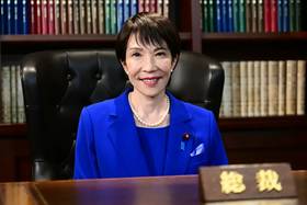 ▲高市早苗4日贏得日本自民黨總裁選舉，發表勝選感言時表示，將會「放棄工作與生活平衡」這個想法，而是「工作工作工作工作再工作」。（圖／美聯社／達志影像）