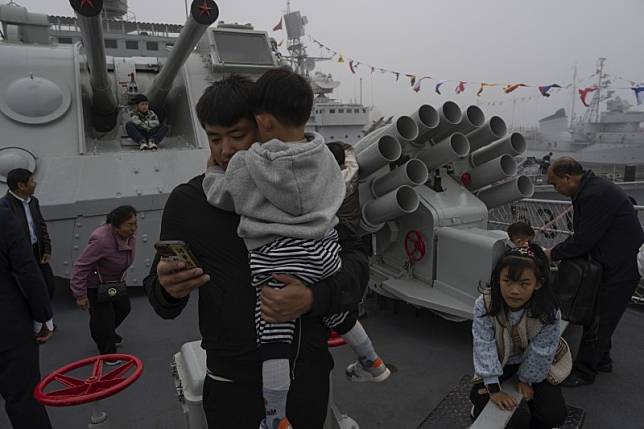作者以陸配角度闡述兩岸不同之處，圖為民眾參觀中國人民解放軍海軍博物館的退役軍艦。（美聯社）