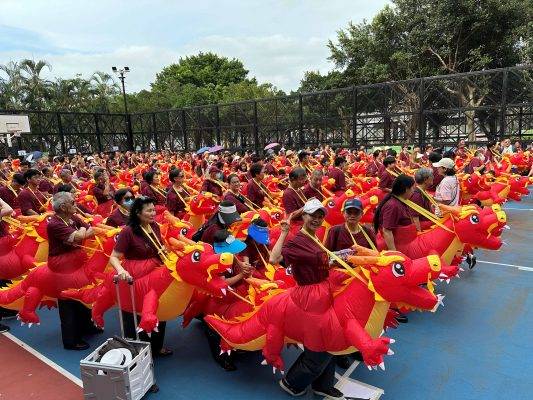 東區居民穿上了充氣龍服裝，集體打破了「最多人裝扮充氣龍聚會」的健力士世界紀錄。