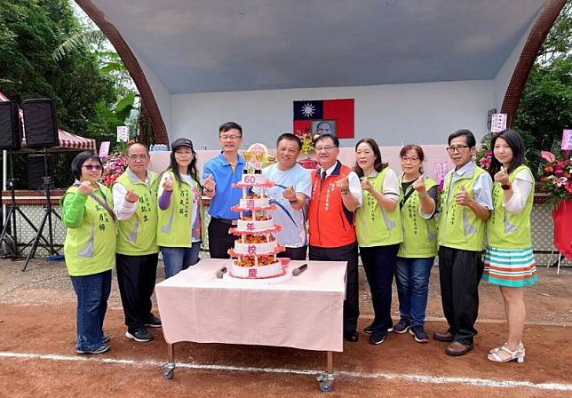 教育局長張明文（左4）到場祝賀，並與現場嘉賓合影。 圖：新北市教育局/提供