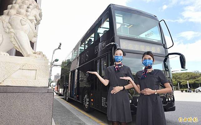 觀傳局推動台北市雙層餐車上路，9日舉行啟動記者會，期望藉此提升北市觀光熱潮，讓民眾在享用五星級餐點及服務的同時，也能一窺北市的時尚風情。(記者廖振輝攝)