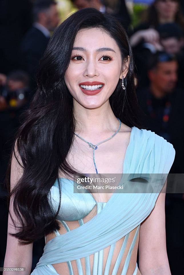 นักแสดงสาวสวยตะลึงในลุคพรมแดง