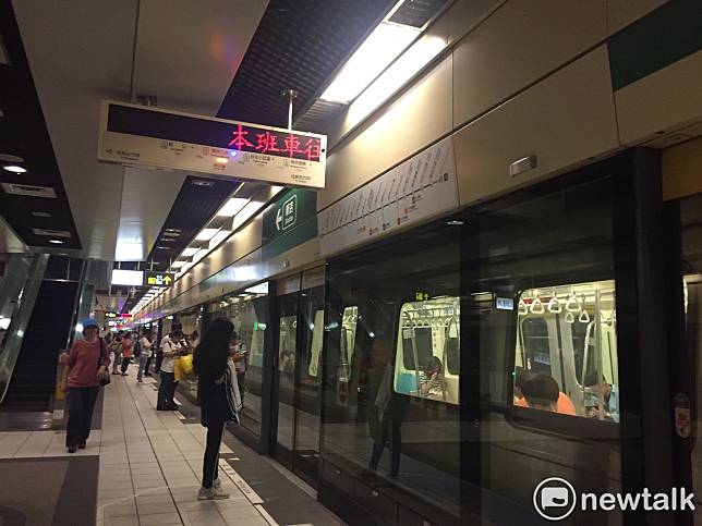 台北捷運擬取消電子票證搭乘8折優惠，改朝獎勵忠誠度高的乘客方向進行。   圖：閻芝霖／攝