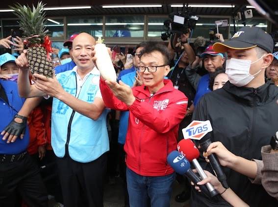 鄭正鈐競選總部十二日下午揭牌，前高雄市長韓國瑜前往參與，韓國瑜盛讚鄭正鈐是一個優質立委，希望大家集中力量讓他順利連任。(記者曾芳蘭攝)