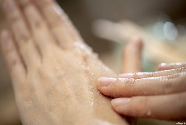 
<p>SABON磨砂膏中加入了酪梨和椰子油，保濕力的表現也非常好，使用完畢之後清水沖淨肌膚變得超咕溜。除了身體磨砂膏之外，其他清潔用品當然也很推薦，像是沐浴油、香皂、臉部清潔等等，喜歡囤貨的話也有划算的set組合，送禮自用兩相宜。</p><p>
</p><p>
<b>SABON</b></p><p>
營業時間：10:00 - 21:00</p><p>
店鋪位置：東館 3F</p><p>
<a href=