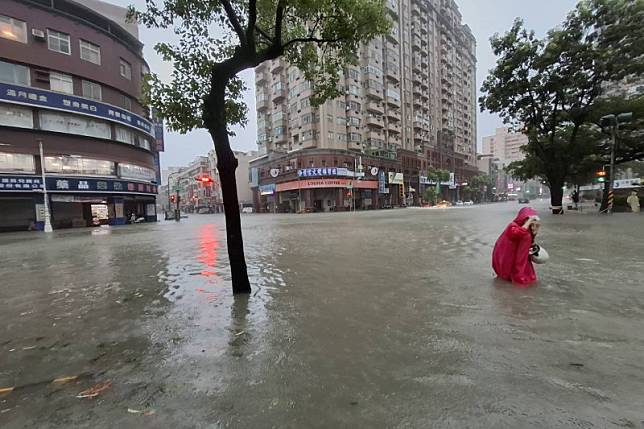 凱米颱風來襲，高雄市市區都淹大水。（讀者提供）