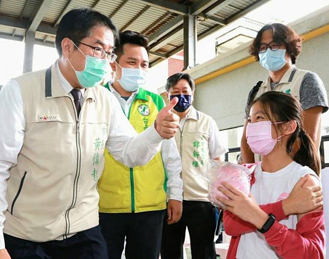 台南市長黃偉哲於校園接種站施打首日，前往安平區億載國小，關心孩子們的身體狀況，與小朋友親切互動。（記者羅玉如攝）